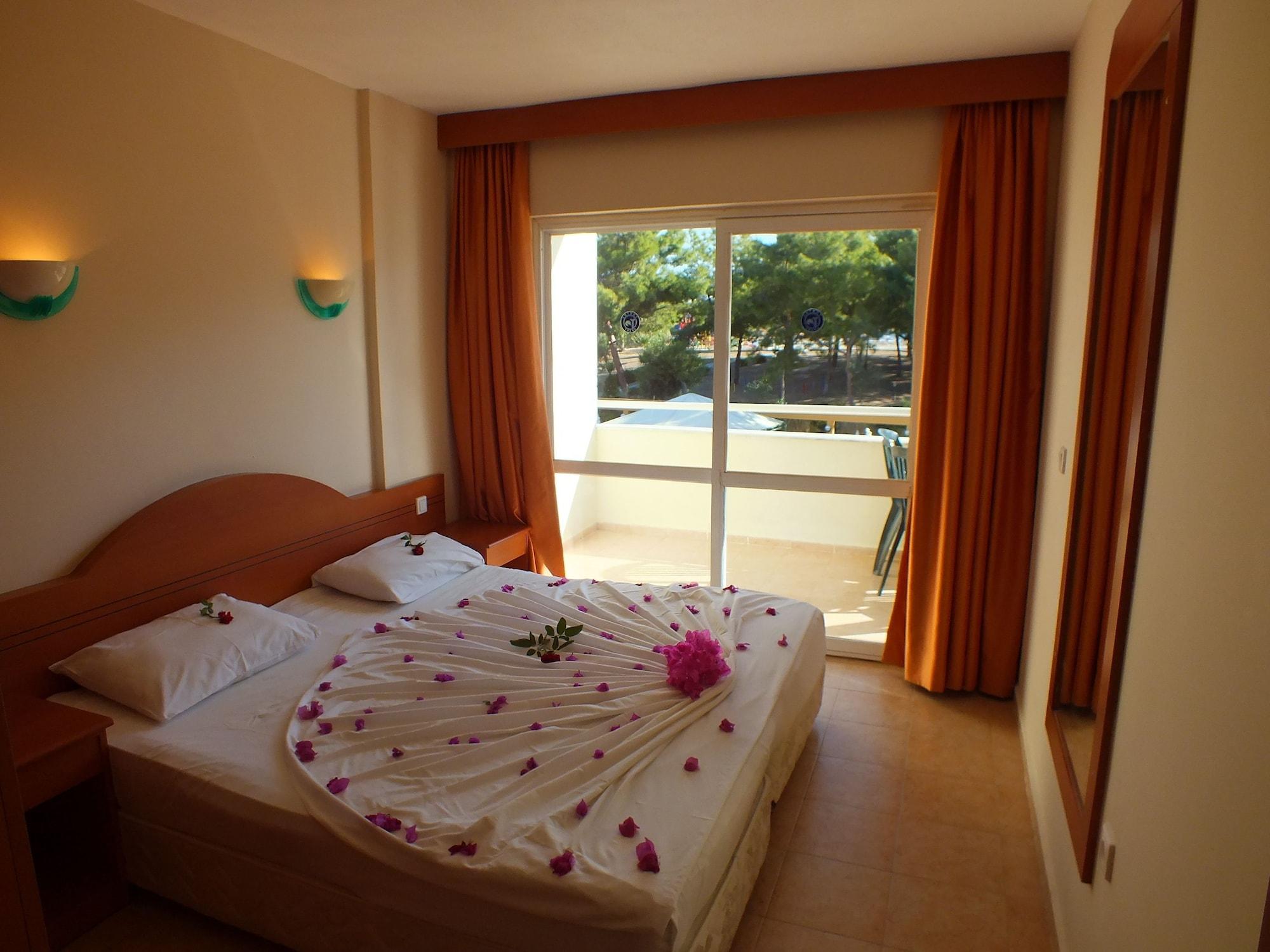 Tuntas Family Suites Kusadasi Exterior photo